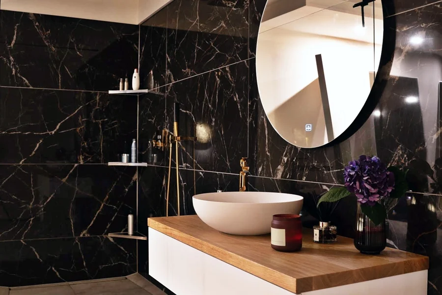 Karma Massage, Badezimmer, Spiegel, Fliesen, Waschbecken